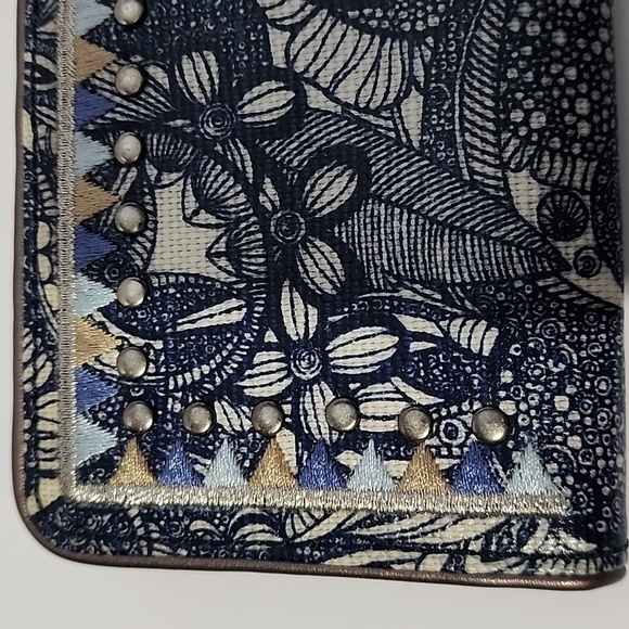 Sakroots Elegant Blue and White Women's Wallet - Picture 3 of 9